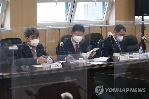30일 오전 서울 종로구 삼청동에 마련된 제20대 대통령직 인수위원회 대회의실에서 고위공직자범죄수사처(공수처) 관계자들이 인수위와 간담회에 앞서 대기하고 있다.<연합뉴스>